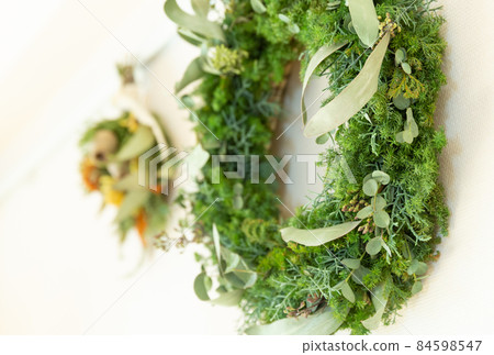 桉樹和 Himrosugi 綠色天然花環和贓物 桉樹和 Himrosugi 綠色天然花環和贓物 84598547