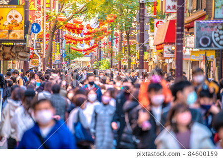 日本橫濱市容 十二月的橫濱唐人街是一個驚人的人群，就好像它是一個電暈。 Omicron 股票在世界範圍內震盪 = 4 天 84600159