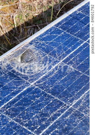 鋼化玻璃破碎和破裂的太陽能電池板 鋼化玻璃破碎和破裂的太陽能電池板 84601792