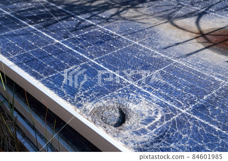 太陽能電池板像蜘蛛網一樣裂開 太陽能電池板像蜘蛛網一樣裂開 84601985