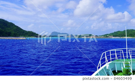 Aka Ohashi and the seascape over Aka Island and Geruma Island seen from the ferry 84603499