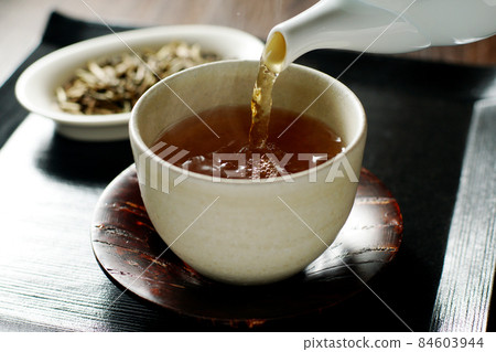 Hojicha poured from Kyusu Hojicha poured from Kyusu 84603944