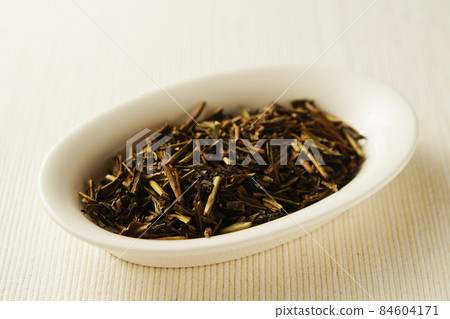 Hojicha tea leaves 84604171