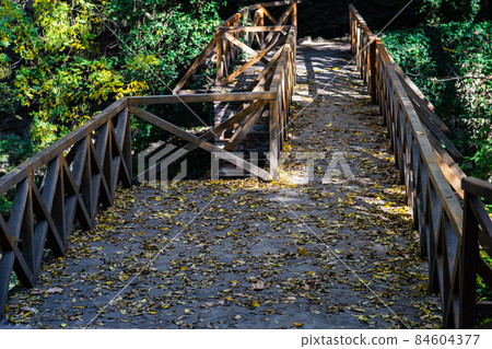 Old wooden bridge in autumnal park Old wooden bridge in autumnal park 84604377