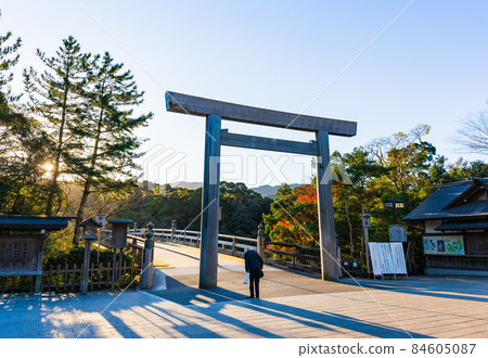 伊勢神宮奈久宇治橋牌坊被早晨的陽光照亮 84605087