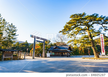 Ise Jingu Naiku Ujibashi Torii illuminated by the morning sun 84605287