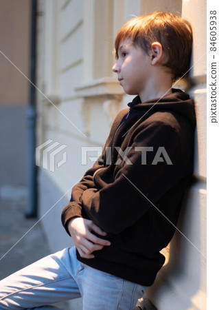 Serious Blond boy portrait with defocused background Serious Blond boy portrait with defocused background 84605938