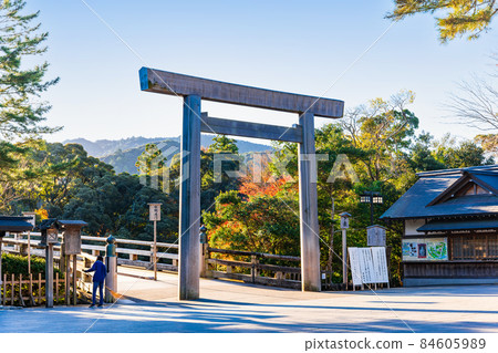 Ise Jingu Naiku Ujibashi Torii illuminated by the morning sun 84605989