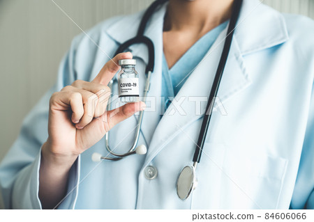 Skillful doctor prepare vaccine proficiently before injection 84606066