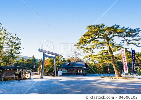 伊勢神宮奈久宇治橋牌坊被早晨的陽光照亮 84606102
