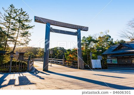 伊勢神宮奈久宇治橋牌坊被早晨的陽光照亮 84606301