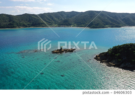 從奄美的掛間島海灘上空 從奄美的掛間島海灘上空 84606303