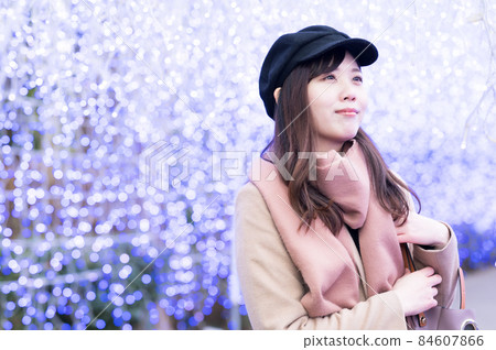 A woman enjoying the winter Enoshima illuminations A woman enjoying the winter Enoshima illuminations 84607866