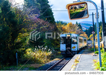 Uphill one-man car arriving at Nakayamadaira Onsen Station on the JR Rikuuto Line 84607938