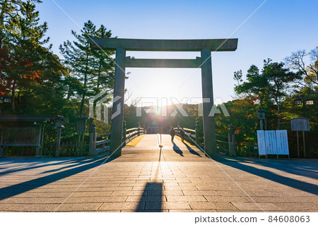 從伊勢神宮奈久宇治橋牌坊升起的朝日 84608063