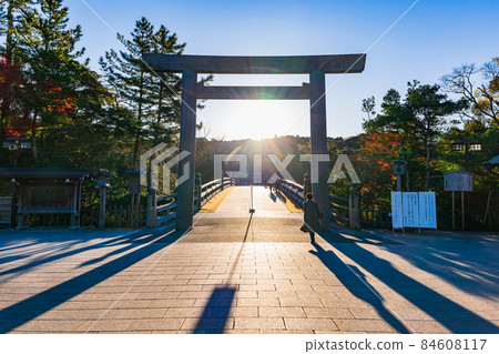 從伊勢神宮奈久宇治橋牌坊升起的朝日 從伊勢神宮奈久宇治橋牌坊升起的朝日 84608117