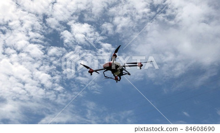 無人機在天空中飛翔 無人機在天空中飛翔 84608690
