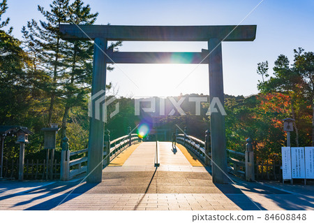 伊勢神宮奈久宇治橋牌坊被早晨的陽光照亮 84608848