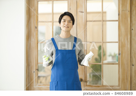 打掃房子的年輕人 84608989