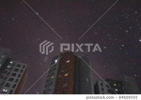 白雪皚皚的冬夜的美麗風景 84609505