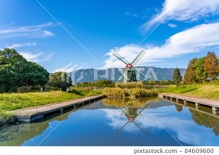 岐阜縣海津市秋季水上世界水鄉公園中心，擁有美麗的秋葉和荷蘭風車 84609600
