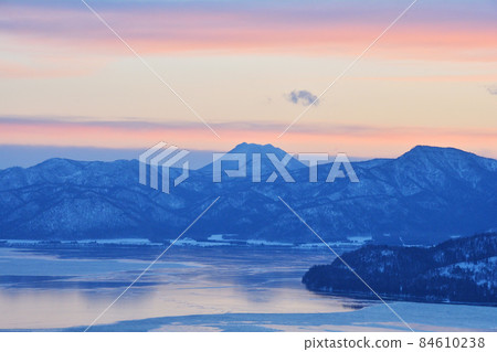 在湖邊的晚上風景 84610238