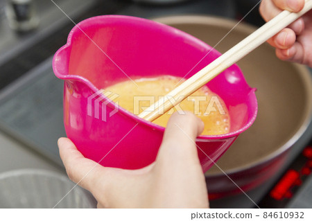Hands of a woman making egg dishes Hands of a woman making egg dishes 84610932