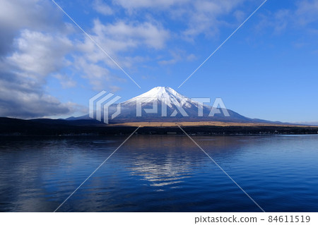 [Yamanashi] Lake Yamanaka and Mt. Fuji (winter) seen from Nagaike Water Park 84611519