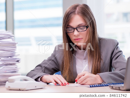 Businesswoman working in the office 84611742