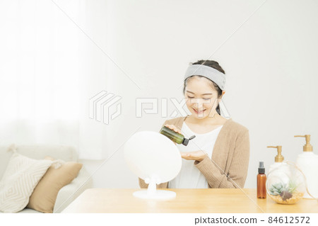 女性在家護膚 84612572