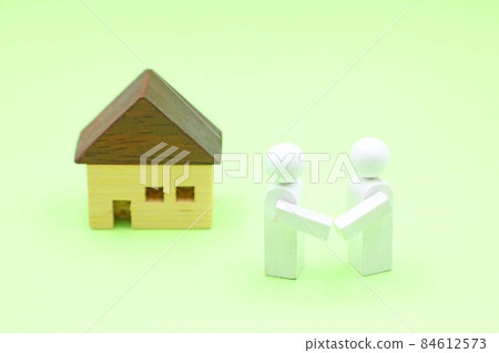 娃娃與房子握手 84612573