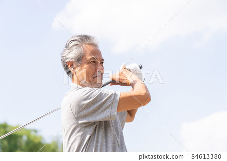 打高爾夫球的老人 打高爾夫球的老人 84613380
