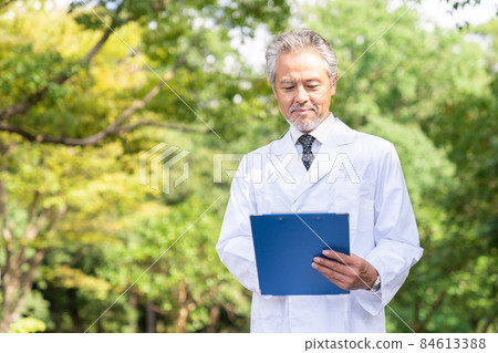 在白色禮服的資深男性 在白色禮服的資深男性 84613388