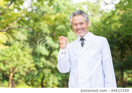 在白色禮服的資深男性 在白色禮服的資深男性 84613389