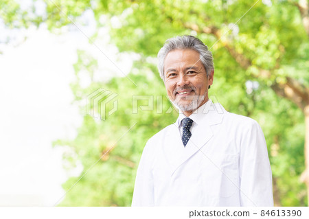 Senior male in white dress Senior male in white dress 84613390