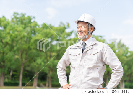 在工作服的資深男性事務 84613412