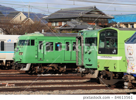 在向日町車站排隊的火車 在向日町車站排隊的火車 84613561