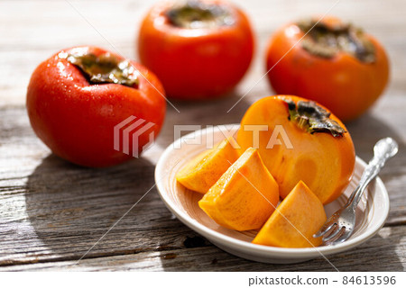 Very sweet autumn taste persimmon 84613596
