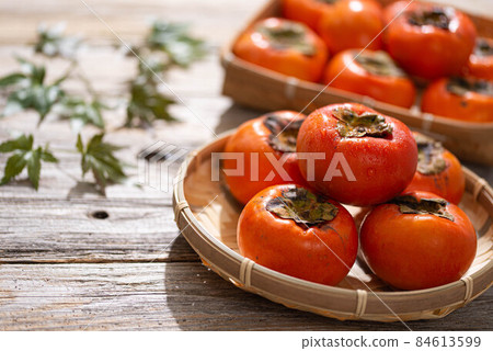 Very sweet autumn taste persimmon Very sweet autumn taste persimmon 84613599