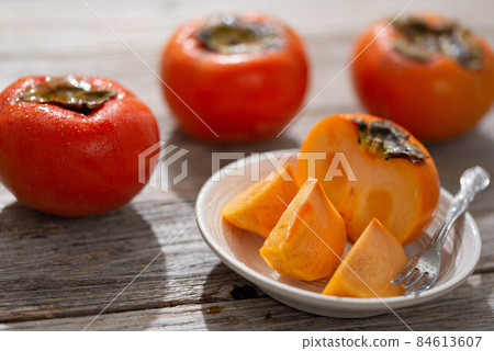 Very sweet autumn taste persimmon 84613607