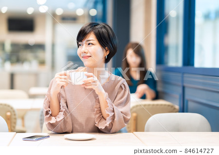 Female cafe tea time shooting cooperation: Creadisce (Maruzen-Yushudo Co., Ltd.) 84614727
