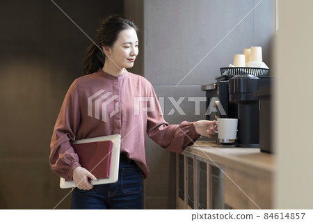 Office coffee break image shooting cooperation: WEEK Shibadaimon (Sun Frontier Fudousan) 84614857