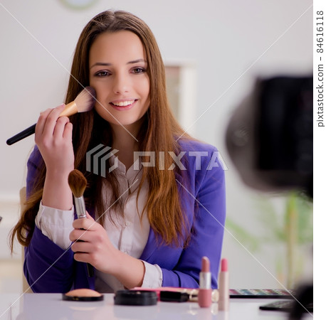 Beauty fashion blogger recording video Beauty fashion blogger recording video 84616118