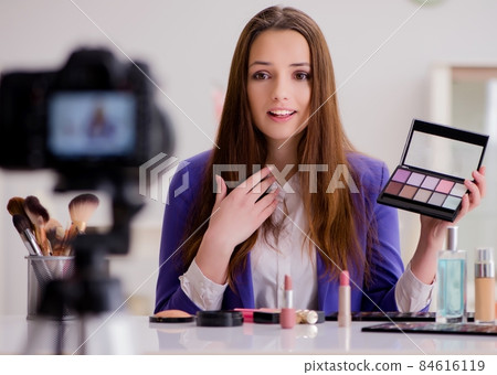 Beauty fashion blogger recording video Beauty fashion blogger recording video 84616119