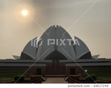Instagrammable photos of Delhi's Lotus Temple and sunset in India. Instagrammable photos of Delhi's Lotus Temple and sunset in India. 84617249