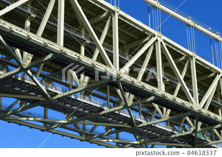 12月的清晨從淡路島仰望壯觀的明石海峽大橋 12月的清晨從淡路島仰望壯觀的明石海峽大橋 84618337