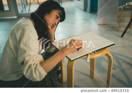 女生 女孩 女性 84618358