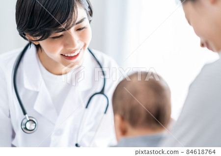 嬰兒將在兒科檢查 嬰兒將在兒科檢查 84618764