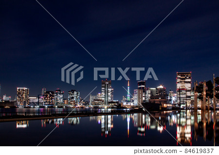聖誕燈塔反射在東京的水面和夜景上 聖誕燈塔反射在東京的水面和夜景上 84619837