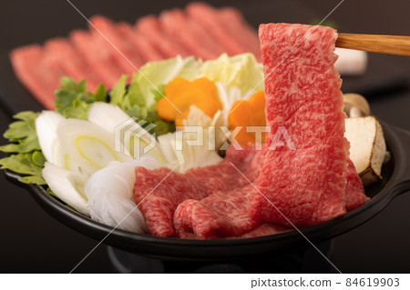 Japanese black beef beef shoulder loin sukiyaki meat 84619903